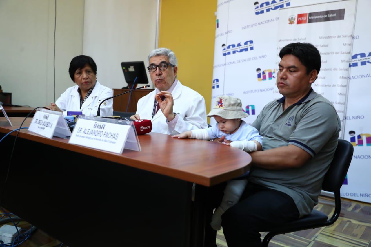 Jorge Jáuregui, director del hospital, junto a la doctora Marga Gallupe. (Alessandro Currarino / GEC)