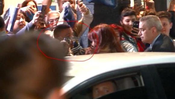 Detienen a hombre por apuntar arma contra Cristina Kirchner. (Foto: @ámbito)