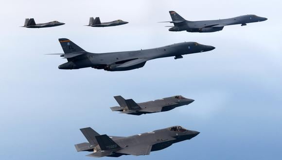 Corea del Sur y Estados Unidos organizaron ejercicios aéreos combinados, en los que participaron un bombardero estratégico B-1B y cazas furtivos F-22 y F-35B de la Fuerza Aérea estadounidense. (Foto del Ministerio de Defensa surcoreano / EFE)