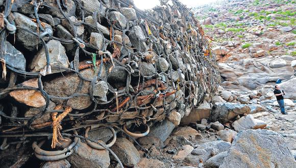 Según la evaluación de la Autoridad Nacional del Agua, las mallas de contención de anillos de acero retuvieron un total de 38.125 metros cúbicos de tierra y piedras, lo equivalente a 6.354 volquetes promedio. (Foto: Lino Chipana / El Comercio)
