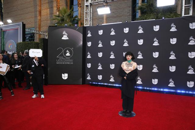 Mon Laferte protesta en los Latin Grammy 2019 por la situación de Chile. (Foto: AFP)