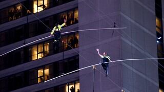 Dos hermanos funambulistas cruzan el cielo de Times Square en Nueva York