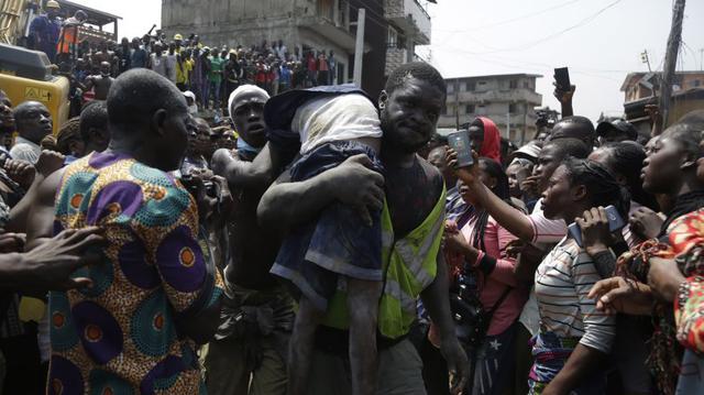 Nigeria: Estas son las primeras imágenes del imparable rescate de niños atrapados en un edificio derrumbado en una escuela de Lagos Island. (AP)