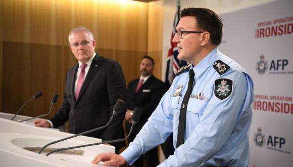 El comisionado de la Policía Federal Australiana (AFP) Reece Kershaw habla mientras el primer ministro australiano Scott Morrison observa durante una conferencia de prensa sobre la Operación Ironside, que perturba el crimen organizado a nivel internacional, en Sydney, Australia. (Foto: AAP / Dean Lewins vía REUTERS).