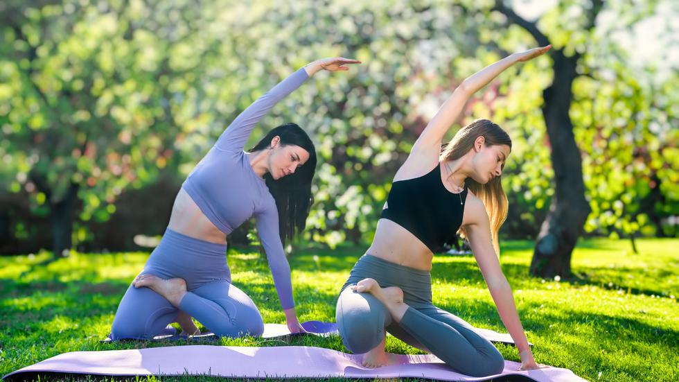 Encuentra tu equilibrio: Cuatro posturas básicas de yoga que transformarán  tu cuerpo y mente, yoga, práctica milenaria, conexión cuerpo-mente, asanas, relajación, respiración consciente, mindfulness, BIENESTAR