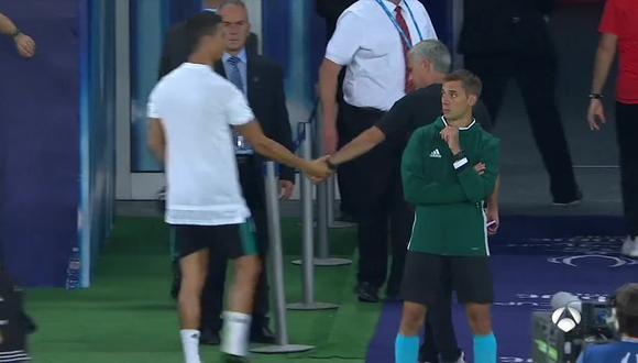 Las cámaras televisivas captaron el instante en donde José Mourinho buscó a Cristiano Ronaldo para estrechar su mano. Luego se dieron un abrazo y caminaron hacia los vestuarios. (Foto: captura de video)