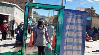 Coronavirus en Perú: Cabina desinfecta en tres segundos a arequipeños que acuden a mercado de Chivay
