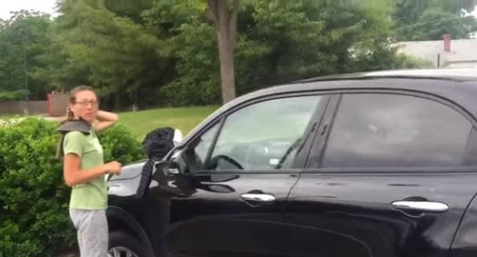 Esta mujer se hacía pasar por desamparada, pero tenía auto de lujo. Un video en YouTube lo demostró. (Foto: Captura YouTube)