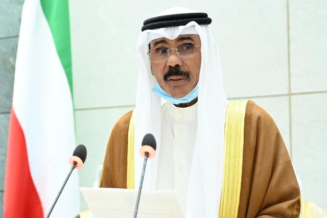El nuevo emir de Kuwait, Nawaf Al-Ahmad Al-Sabah, presta juramento en el parlamento, en la ciudad de Kuwait, el 30 de setiembre de 2020. (Kuwait News Agency/REUTERS).