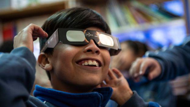 Los eclipses son una buena oportunidad para acercar a los niños a la ciencia. (Foto: AFP)