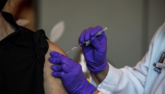 Las autoridades españolas indicaron que  cada semana se recibirán dosis y se repartirá de manera equitativa a cada una de las regiones. Una persona recibe la vacuna contra el coronavirus de Pfizer y BioNtech, el 14 de diciembre de 2020. (CHANDAN KHANNA / AFP).