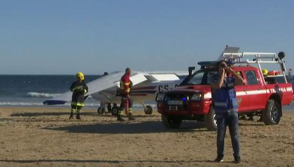 Una avioneta aplastó a dos personas que tomaban sol en una playa. (Foto: Captura)