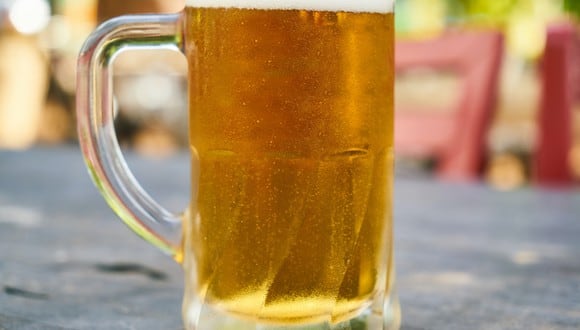 Jarra llena de cerveza sobre la mesa. (Imagen: Pexels)