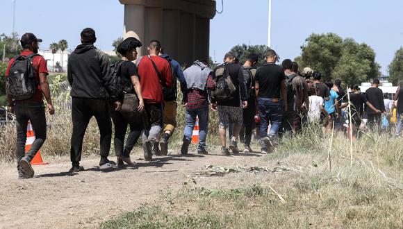 Migrantes hacen fila después de cruzar a Eagle Pass, Texas, EE.UU. (Foto: EFE/EPA/ADAM DAVIS)