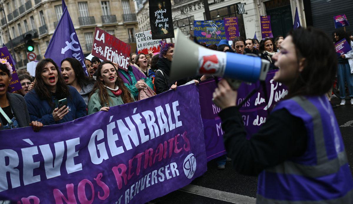 Mujeres francesas salieron a las calles de París para manifestarse en favor de la igualdad de derechos y oportunidades en el Día Internacional de la Mujer 2023 | Foto: Charly TRIBALLEAU / AFP