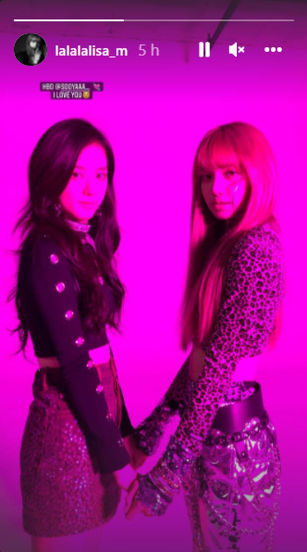 Lisa and Jisoo together.