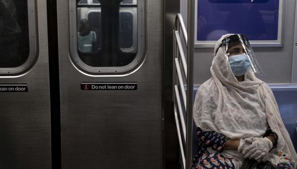 (FILES) In this file photo taken on July 16, 2020 (FILES) In this file photo taken on July 16, 2020, a woman wearing a face mask and shield sits in a subway train during rush hour amid the coronavirus pandemic in New York City. - Public transport was already expected to show its best light in the United States to try to compete with the automobile, but the pandemic has reduced these efforts to nothing, and the sector fears that it will have to lay off again and reduce its supply.
Tuesday morning rush hour in the Washington subway. Only four people are seated in the train. Since the pandemic broke in March, traveling standing up is just an old memory. (Photo by Johannes EISELE / AFP)