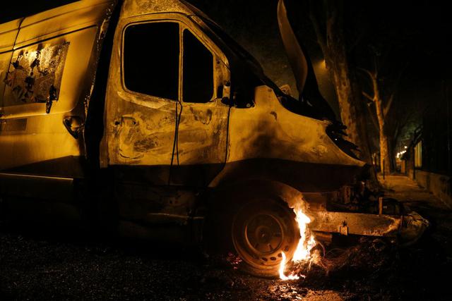 La rueda de una furgoneta arde en Villeneuve-la-Garenne, en los suburbios del norte de París. (Foto: AFP/Geoffroy Van Der Hasselt)