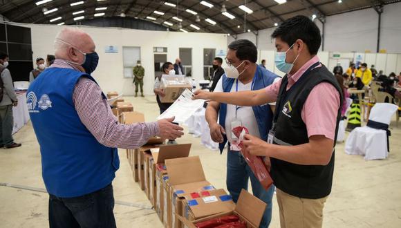 Miembros del Consejo Nacional Electoral llevan a cabo el recuento de votos que presentan inconsistencias luego de las elecciones generales de Ecuador en la Delegación Electoral Provincial de Pichcincha en Quito. (Foto: AFP / RODRIGO BUENDIA).