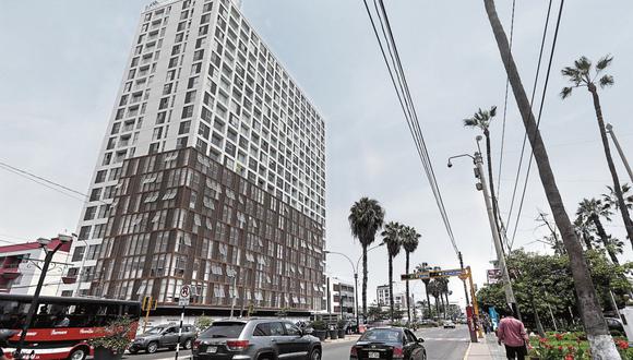 El crecimiento vertical de Lima se aprecia, en distintas proporciones, en todos los distritos de Lima Metropolitana y Callao, en donde los parámetros que dictan las municipalidades determinan la altura que pueden tener los edificios de viviendas.