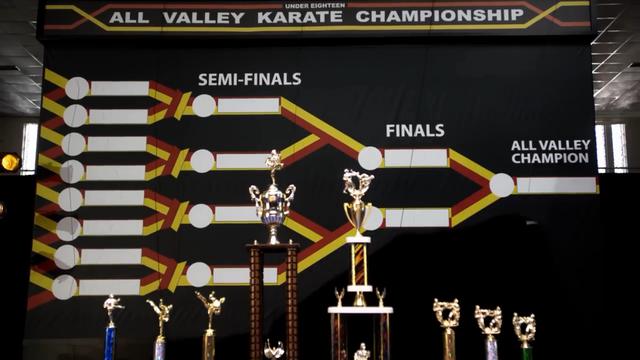Johnny (William Zabka) y Daniel-san (Ralph Macchio) vuelven a ser rivales en "Cobra Kai", secuela de la saga "Karate Kid.
 (Fuente: YouTube)
