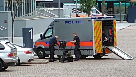 Policía londinense verificó el contenido del paquete sospechoso y descartó de que se trata de algún artefacto explosivo. (Foto: Twitter/@Nyakempanyo)
