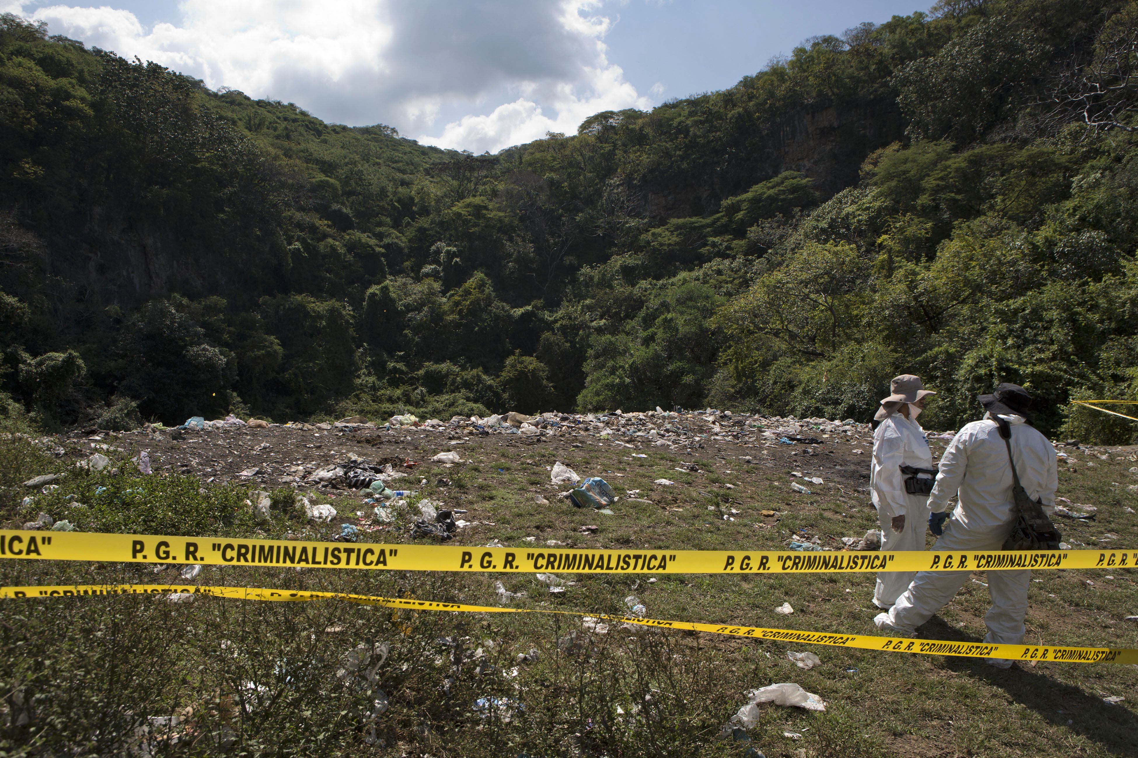 Forensics work at the Cocula garbage dump, on October 28, 2014. (AFP PHOTO / POOL / Rebecca Blackwell).