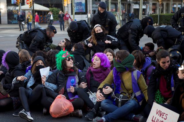 La huelga de 24 horas, en España, incluye manifestaciones y concentraciones para denunciar las discriminaciones laborales y salariales que sufren las mujeres. (Foto: EFE)