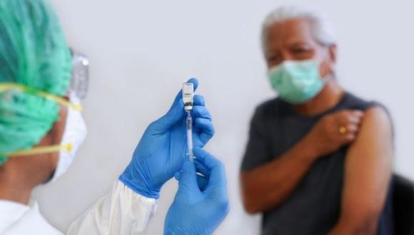 Algunos grupos en la sociedad tendrán prioridad a la hora de recibir las vacunas aprobadas. (GETTY IMAGES)