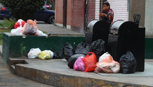 Los vecinos denuncian que en la avenida Francisco Javier Mariátegui la basura no se recoge en los horarios pactados. (Foto: Alessandro Currarino/GEC)