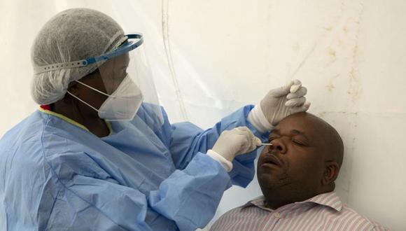 Un hombre se somete a una prueba de coronavirus en un centro de pruebas en Soweto, Sudáfrica.