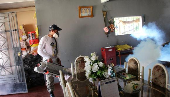 El ejército y personal de salud continúan las labores de fumigación en el sector de Bajo Piura. (Foto: Ralph Zapata / El Comercio)