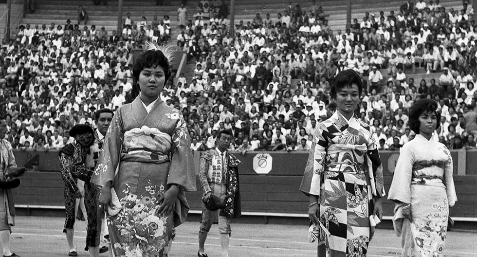 Jóvenes ataviadas como ‘geishas’ atrajeron la atención del público asistente en la Plaza de Acho. Postal de abril de 1961. Foto: GEC Archivo Histórico