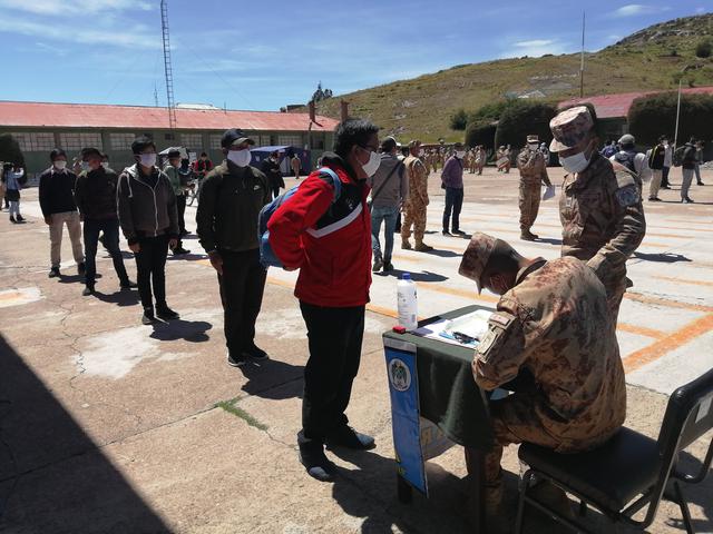 Coronavirus en Perú: reservistas se presentan en cuarteles de Puno para apoyar en estado de emergencia. (Foto: Carlos Fernández)