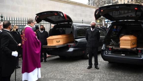 Cientos de seguidores y familiares despidieron a Igor y Grichka Bogdanoff tras una lujosa ceremonia. (Foto: Christophe ARCHAMBAULT / AFP).