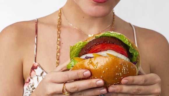 Las hamburguesas '100% plant based' tienen en la mayonesa vegana un acompañamiento ideal. (Foto: @arte.meats / Instagram)