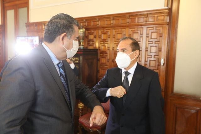 El primer ministro Martos y el congresista Merino antes de la reunión en el Parlamento. (Foto: Difusión)