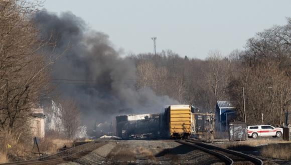 El humo se eleva desde un tren de carga descarrilado en East Palestine, Ohio, el 4 de febrero de 2023. (Foto de DUSTIN FRANZ / AFP)