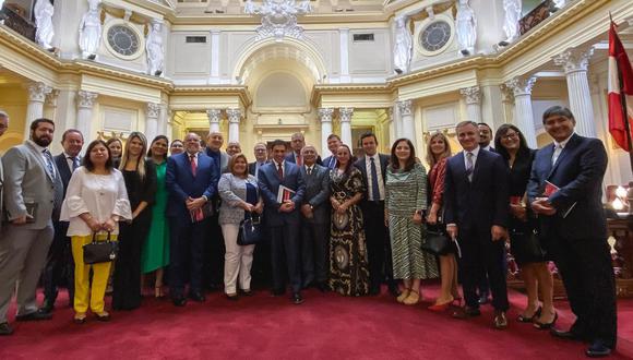Líderes evangélicos latinoamericanos visitaron el Congreso durante la última sesión de la Comisión Permanente. Al medio de la foto está Pedro Olaechea. (Foto: Congreso iberoamericano por la vida y la familia)