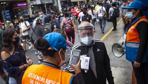 Supervisión del carné de vacunación COVID-19 en Mesa Redonda, Lima. (Ernesto BENAVIDES / AFP)