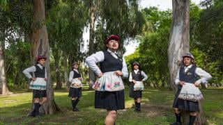 Recibieron un taller de moda sostenible y lanzaron una colección para ayudar a que las niñas terminen el colegio