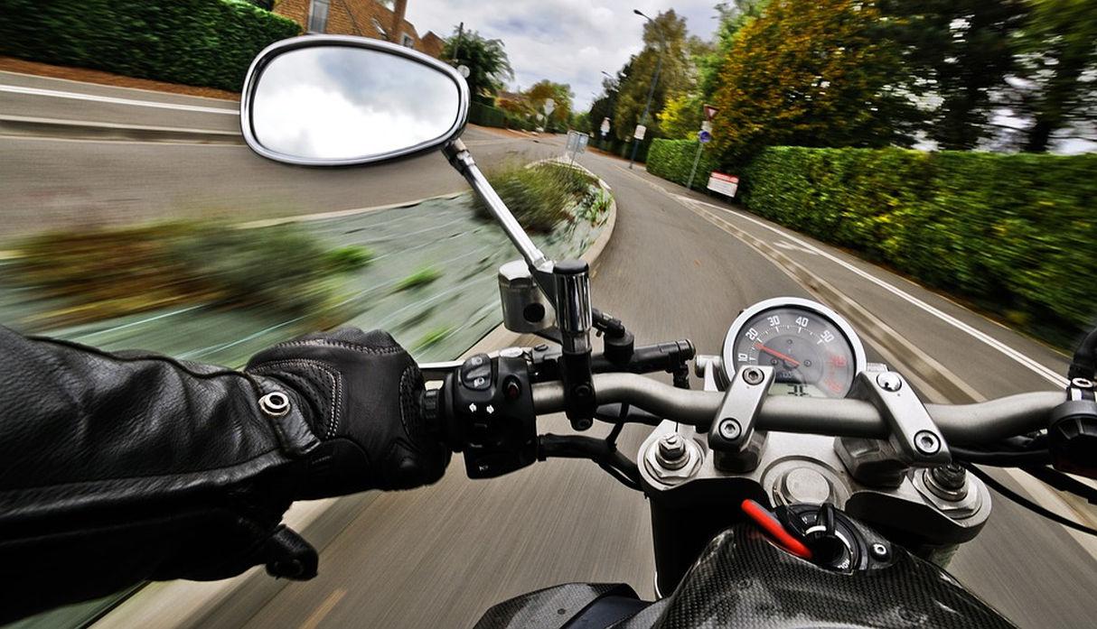 El video que muestra cómo perdió el control de la motocicleta al intentar hacer una maniobra se volvió viral en YouTube. (Pixabay / christels)