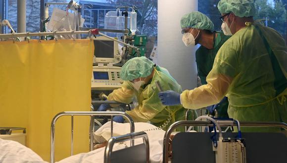 El personal médico trabaja en la unidad de cuidados intensivos con pacientes de Covid-19 en un hospital en Freising cerca de Múnich, en el sur de Alemania, el 16 de noviembre de 2021. (Christof STACHE / AFP).