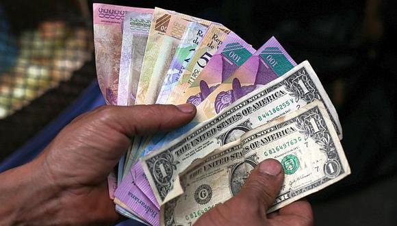 El dólar se cotizaba a&nbsp;3,490.39 bolívares soberanos en la jornada previa. (Foto: AFP)