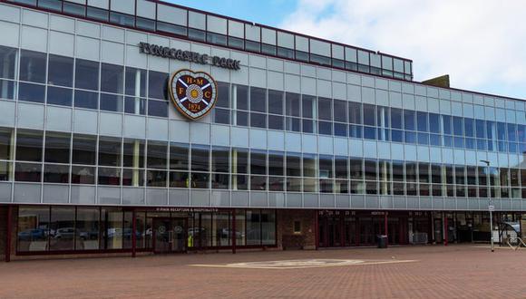 En Escocia, el club Hearts ha pedido a todos sus jugadores y personal de tiempo completo que acepten una reducción del salario de 50%, o de lo contrario enfrentarán una resolución de contrato.