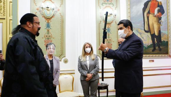 El presidente venezolano Nicolás Maduro recibe una espada samurái del actor estadounidense Steven Seagal. (Foto: EFE).