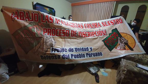 Durante las operaciones, los agentes hallaron en algunas viviendas allanadas material vinculado a organizaciones de fachada de Sendero Luminoso como esta banderola del Frente de Unidad de Defensa del Pueblo Peruano (Fuddep). (Foto: PNP)