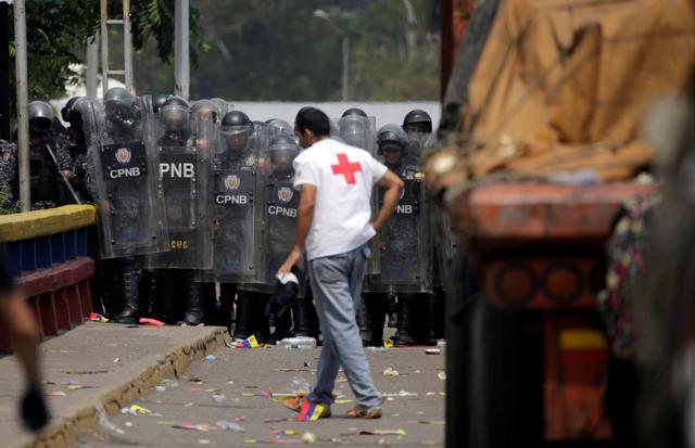 Impiden el ingreso a Venezuela de camiones con ayuda humanitaria de Estados Unidos desde Colombia. (Reuters).