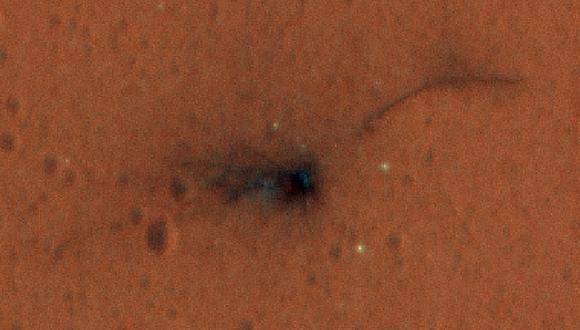 Seg&uacute;n la ESA, los puntos brillantes alrededor de la zona oscura ser&iacute;an fragmentos de Schiaparelli. (Foto: ESA)