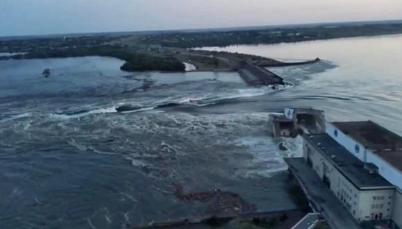 La represa hidroeléctrica Kakhovka que resultó dañada en Nova Kakhovka, cerca de Kherson, el 6 de junio de 2023. (Foto por Handout / AFP)